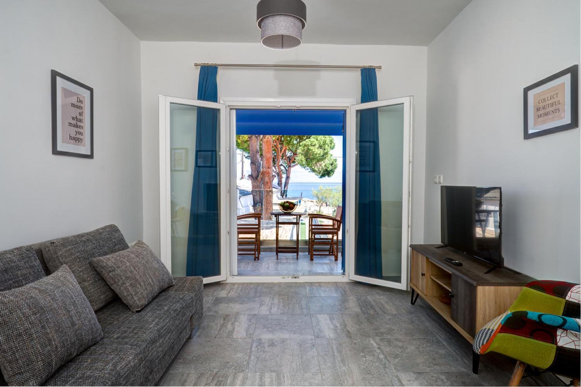 Molos Beachfront Apartments In Diakopto Exterior photo