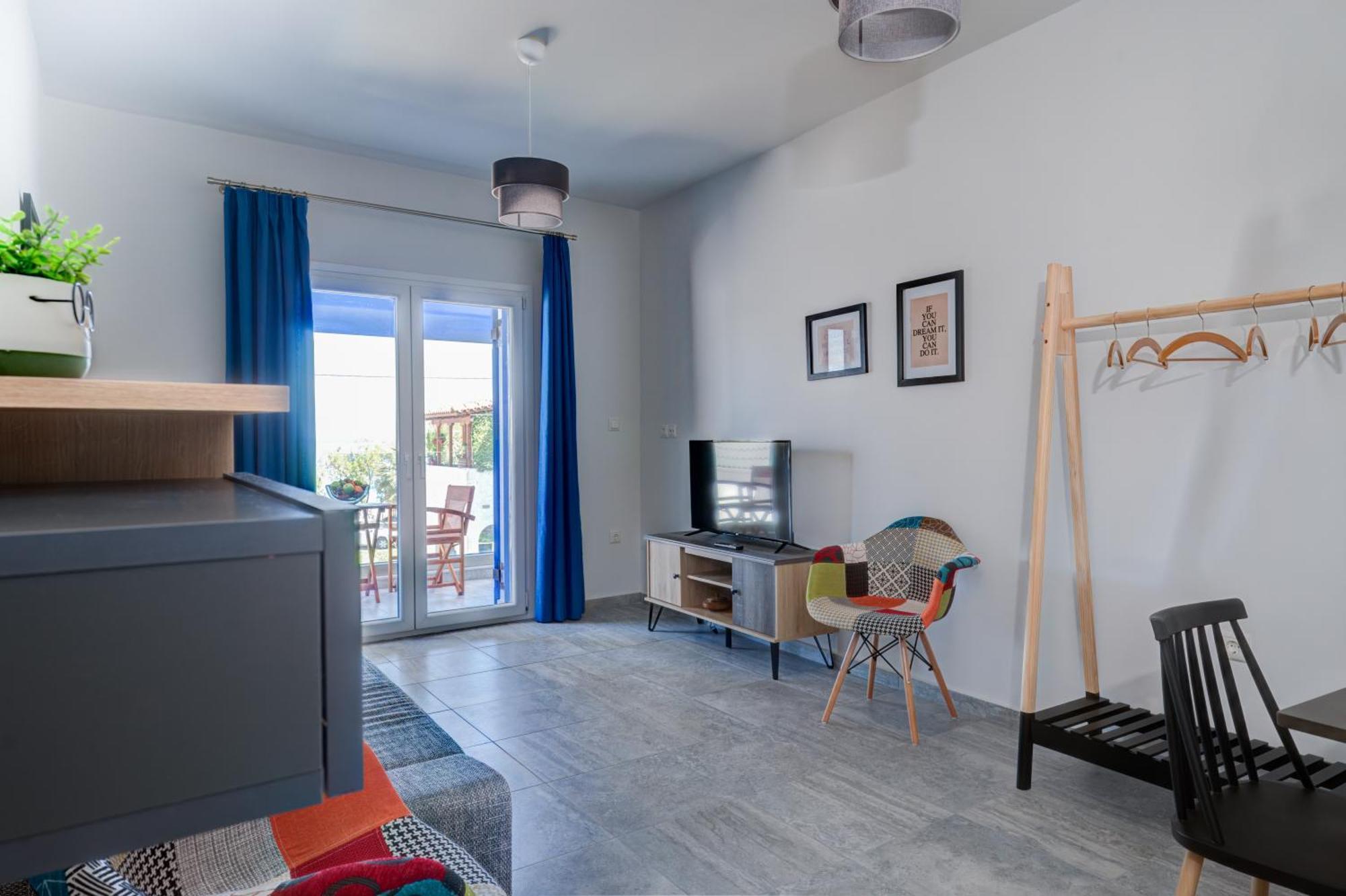 Molos Beachfront Apartments In Diakopto Exterior photo