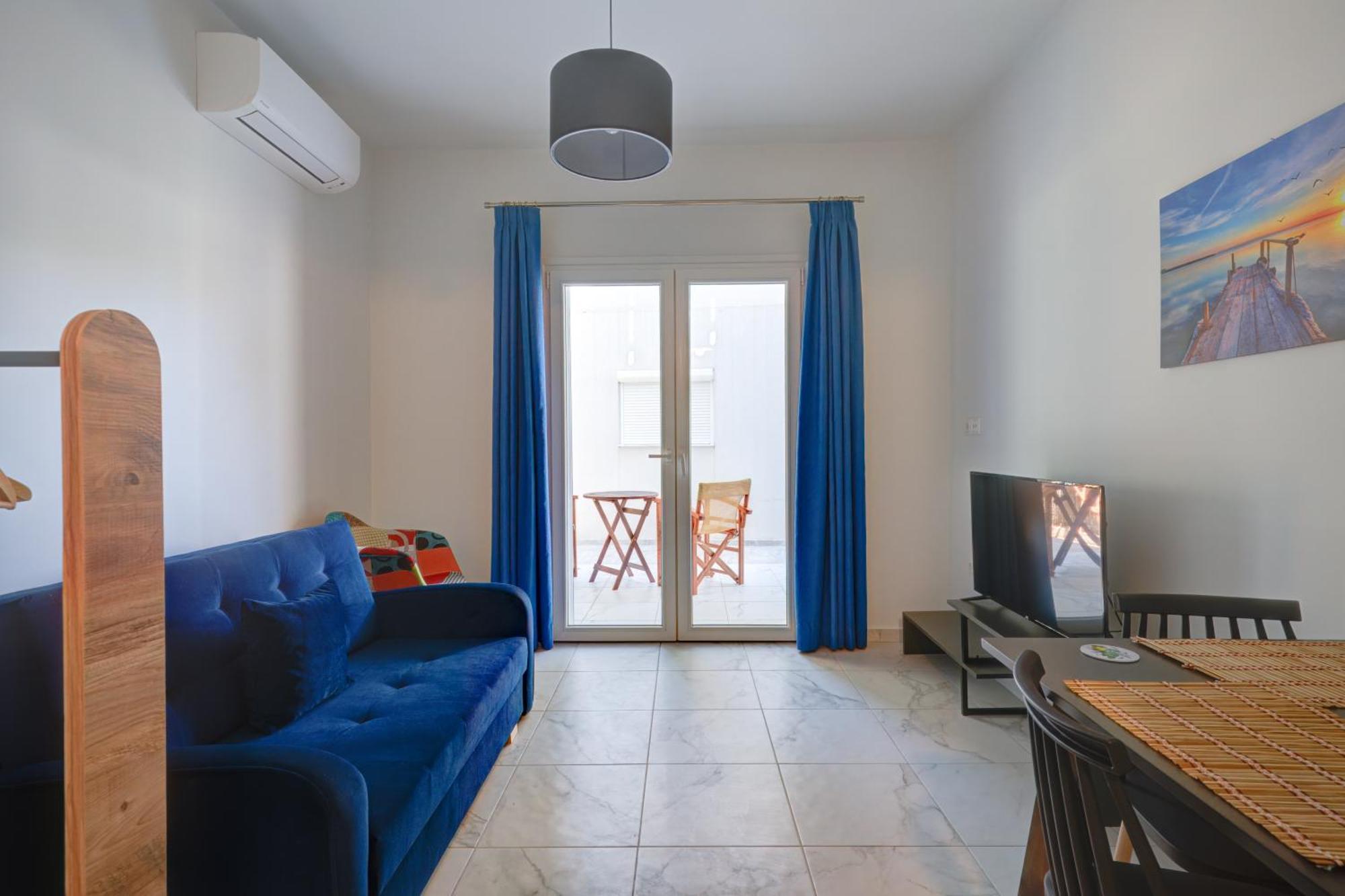 Molos Beachfront Apartments In Diakopto Room photo